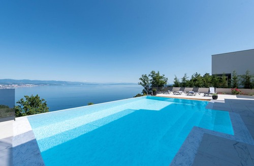 Veprinac Villa | 5 Bedroom hillside Villa with pool & stunning Sea view