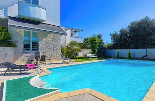 Pjescana Uvala Villa | 5Bed Villa-Sleeps 10- Pool, Parking, Near the Sea