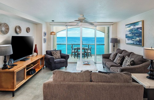 Colonia Centro Condo | 7th-Floor Oceanfront Gem: 3BR/3BA, Dive Pier & Walk to Town!