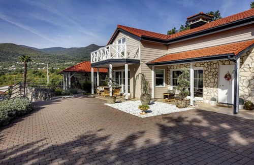 Veprinac Villa | A charming holiday home in Veprinac with a swimming pool