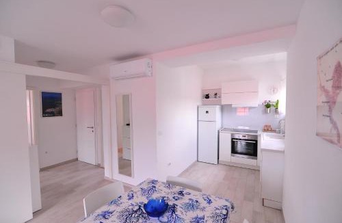 Cove Tri Zala (Zrnovo) Apartment | A - luxury apt in center just 5min from beach