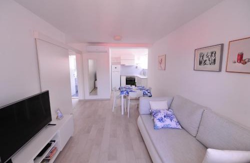 Cove Tri Zala (Zrnovo) Apartment | A - luxury apt in center just 5min from beach