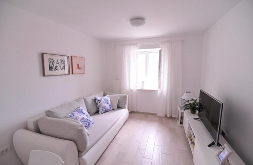 Cove Tri Zala (Zrnovo) Apartment | A - luxury apt in center just 5min from beach
