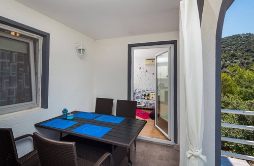 Vinisce Apartment | A4 - Modern apt w. terrace, 3 min walk to beach
