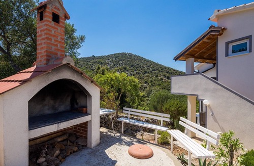 Vinisce Apartment | A5 - Modern apt with terrace, 3 min walk to beach