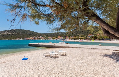 Vinisce Apartment | A5 - Modern apt with terrace, 3 min walk to beach