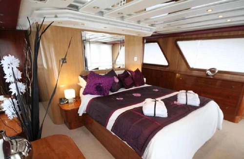 Canary Wharf Boat Rental | Absolute Pleasure Yacht