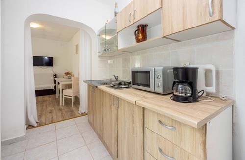 Grizane Apartment | Affordable studio flat with private barbecue, private car park not far from the sea
