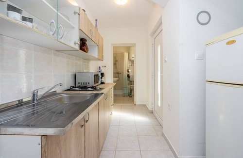 Grizane Apartment | Affordable studio flat with private barbecue, private car park not far from the sea