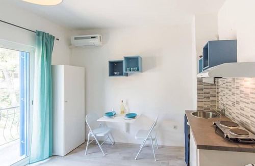 Pasman House | Air-conditioned guest room with pine forest view