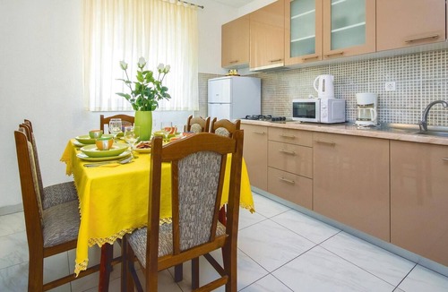 Dugi Rat Apartment | Amazing apartment in Mali Rat with house sea view