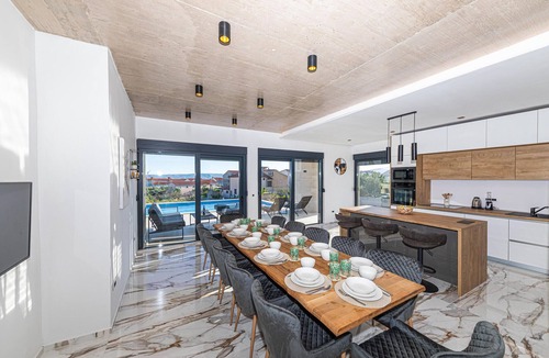Kastel Luksic House | Amazing home in Kastel Luksic
