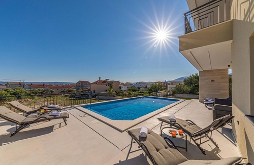 Kastel Luksic House | Amazing home in Kastel Luksic