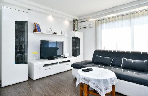 Praputnjak Apartment | Apartman Lavanda sa bazenom i okućnicom 4*