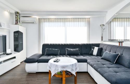 Praputnjak Apartment | Apartman Lavanda sa bazenom i okućnicom 4*