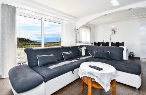 Praputnjak Apartment | Apartman Lavanda sa bazenom i okućnicom 4*