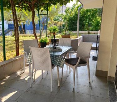 Pjescana Uvala Apartment | Apartman Tomki - modern, refurbished 2 bedroom apartment - 4 guests