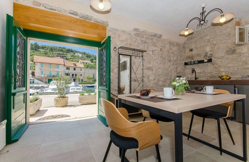 Stomorska Apartment | Apartment Pavlimir (87271-A1) - Stomorska - island Solta
