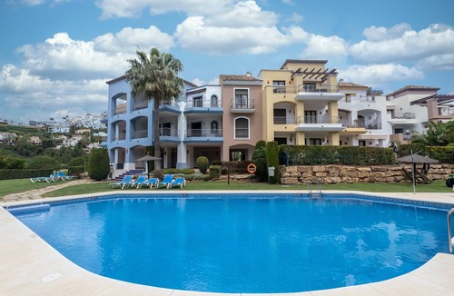 Benahavis Apartment | Apartment 'Beautiful Penthouse with Solarium', Mountain View, Pool, Garden & Wi-Fi