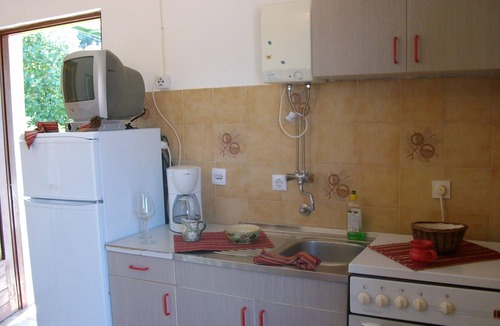Stomorska Apartment | Apartment Bob - 10m from the sea A4-Lorena 9(5) - Stomorska, Island Solta, Croatia