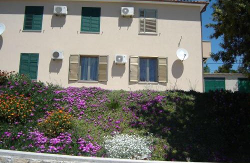 Koromacno Apartment | Apartment Gemütliches Appartment direkt am Strand by Interhome