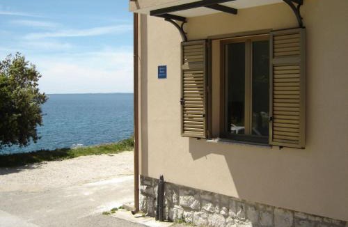 Koromacno Apartment | Apartment Gemütliches Appartment direkt am Strand by Interhome