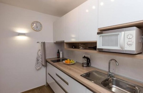 Ploce Apartment | Apartment Hitri - One Bedroom Apartment with Terrace and Garden View