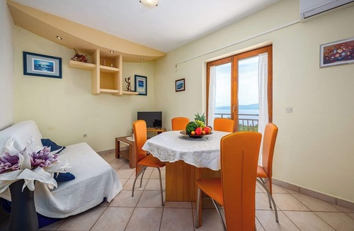 Drenje Apartment | Apartment in Drenje with Sea View & Pool