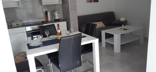 Kampor Apartment | Apartment in Kampor with sea view, terrace, air conditioning, Wi-Fi (4610-1)
