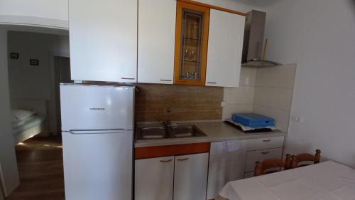 Kustici Apartment | Apartment in Kustici with sea view, terrace, air conditioning, WiFi (3597-4)