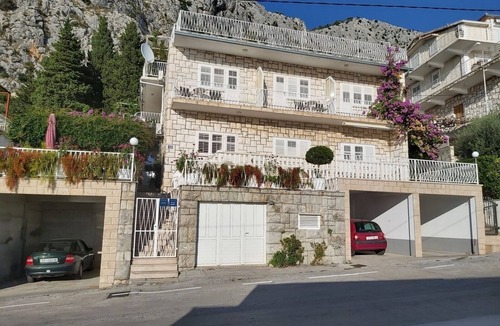 Borak Apartment | Apartment in Omiš with Seaview, Balcony, Air condition, WIFI (161-3)