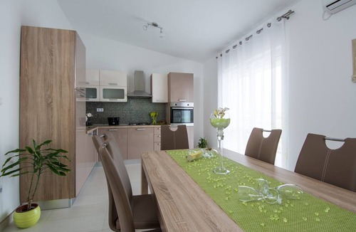 Seget Donji Apartment | Apartment in Seget Donji with terrace