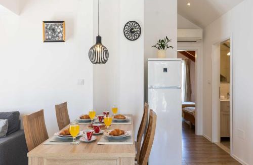 Zavrelje Apartment | Apartment M&K - Two Bedroom Apartment with Balcony and Sea View