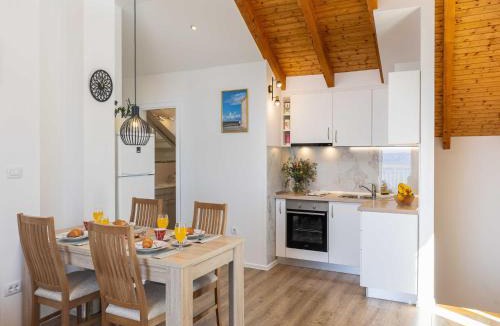 Zavrelje Apartment | Apartment M&K - Two Bedroom Apartment with Balcony and Sea View