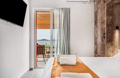 Perigiali Apartment | Apartment 'Mella Roa Amber' with Sea View, Wi-Fi and Air Conditioning