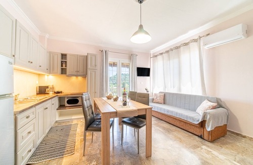Peroulades Apartment | Apartment "Villa Logas" close to the Beach with Garden & Wi-Fi