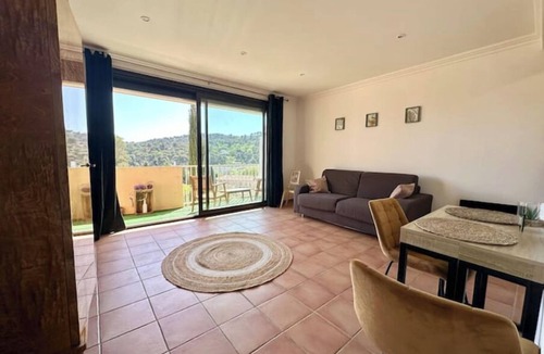 Carnoux-en-Provence Apartment | Apartment with terrace - Near Cassis & Calanques - Free parking