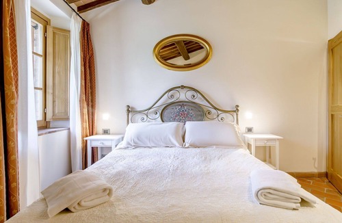 Monteriggioni House | Apartment with sauna, WIFI, A/C, hot tub, private pool, TV, patio, panoramic view, close to Siena