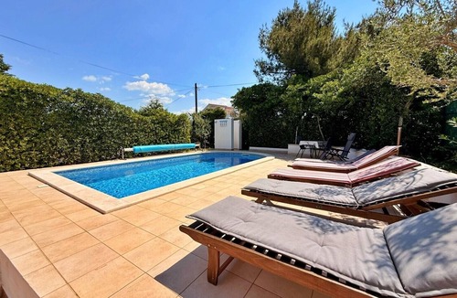 Silo Apartment | Apartment Zeljko - with Pool, 200 m from the Sea, two bedrooms, roofed terrace, private parking, BBQ facilities, outdoor shower, sun loungers