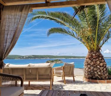Supetarska Draga Apartment | Apartments by the Beach with Pool and Lounge Beds - Miral Apartments