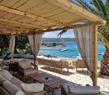 Supetarska Draga Apartment | Apartments by the Beach with Pool and Lounge Beds - Miral Apartments