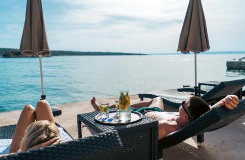 Supetarska Draga Apartment | Apartments by the Beach with Pool and Lounge Beds - Miral Apartments