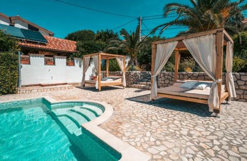 Supetarska Draga Apartment | Apartments by the Beach with Pool and Lounge Beds - Miral Apartments