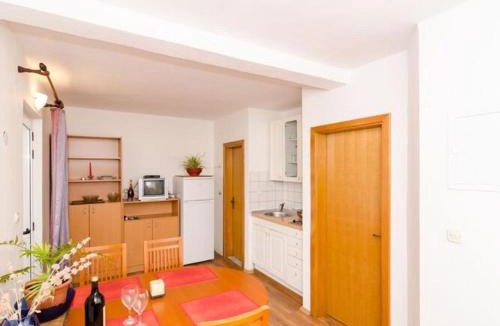 Putnikovic Apartment | Apartments Ere Zuronja-One-Bedroom Apartment with Sea View 3