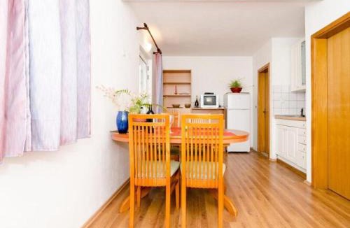 Putnikovic Apartment | Apartments Ere Zuronja-One-Bedroom Apartment with Sea View 3