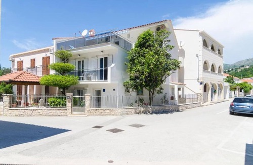 Kupari Apartment | Apartments & Rooms Barišić - Standard Double Room with Balcony and Garden View (Soba 5)