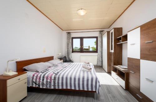 Njivice Apartment | Apartments Snjezana by El-Pi Tours