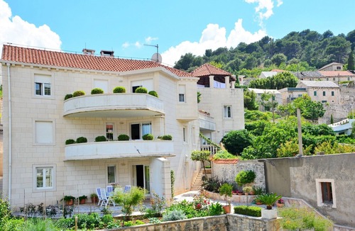 Pucisca Apartment | Apartments Tonka, (14491), Pucišca, hr