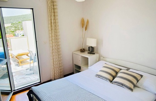 Maslinica Apartment | Apartments ZB (10175-A2) - Maslinica