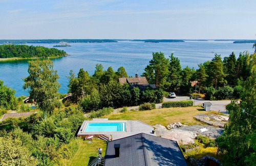 Ytterbystrand Villa | Archipelago villa on Resarö with heated pool, guesthouse and fantastic view!